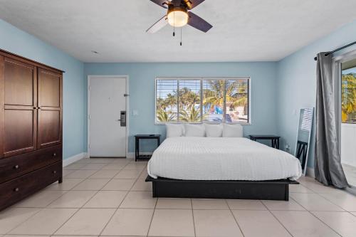 Ένα ή περισσότερα κρεβάτια σε δωμάτιο στο Oceanfront Inn Room #1 - Partial Ocean View King Bed