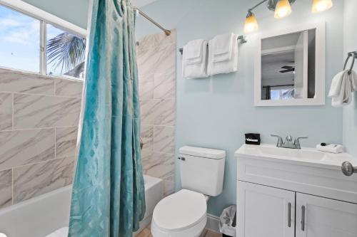 Ένα μπάνιο στο Oceanfront Inn Room #1 - Partial Ocean View King Bed