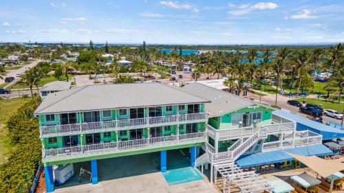 Πισίνα στο ή κοντά στο Oceanfront Inn Room #1 - Partial Ocean View King Bed