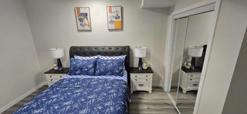 Postel nebo postele na pokoji v ubytování Bleniel Place - Stylish Basement Suite with Wi-Fi Netflix & Parking