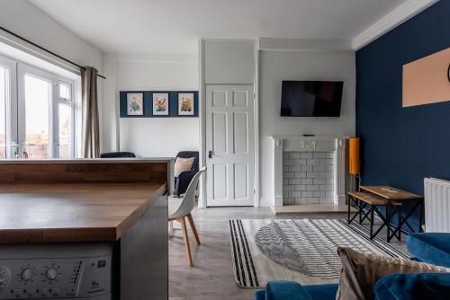 a living room with a blue wall at Gateshead 4 BR Home for Serenity Stay in Gateshead