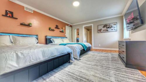 Katil atau katil-katil dalam bilik di Luxury Movie Theater Home 10 mins to Washington DC
