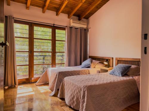 Ubicación y todo para tu desayuno في ميندوزا: سريرين في غرفة بها نافذة