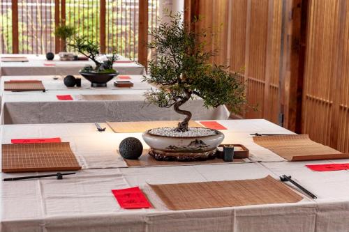 Um restaurante ou outro lugar para comer em ChanYin Hotel