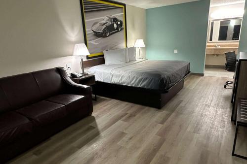 una camera d'albergo con un letto e un divano di Super 8 by Wyndham Kannapolis a Kannapolis