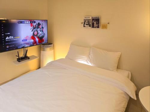 Postel nebo postele na pokoji v ubytování Dongseongro DSR&U Hotel room
