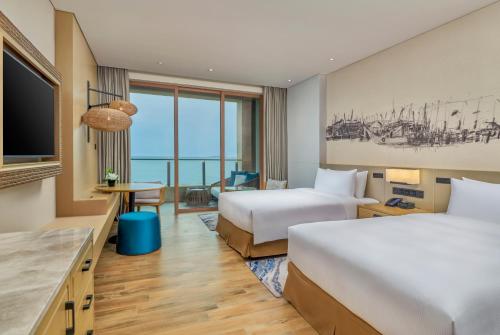 Postel nebo postele na pokoji v ubytování DoubleTree by Hilton Shanwei