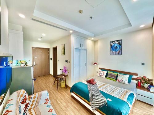 une chambre avec un grand lit et une cuisine dans l'établissement Great Studio Apt Next Nation Convention Centre, Marriott, Keangnam And Dcapital, à Hanoï