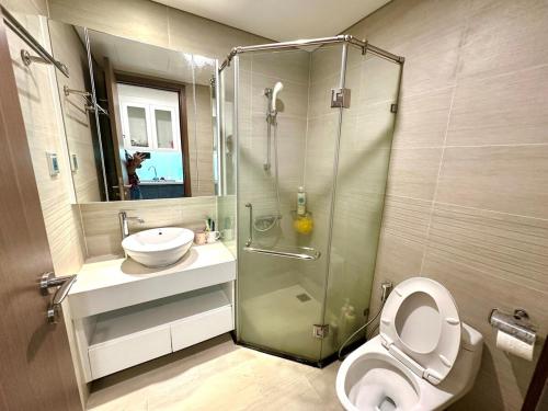 une salle de bain avec une douche, des toilettes et un lavabo dans l'établissement Great Studio Apt Next Nation Convention Centre, Marriott, Keangnam And Dcapital, à Hanoï
