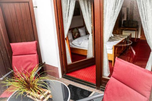 a room with a mirror and a table and chairs at House of Happiness by apartmentglück in Schluchsee