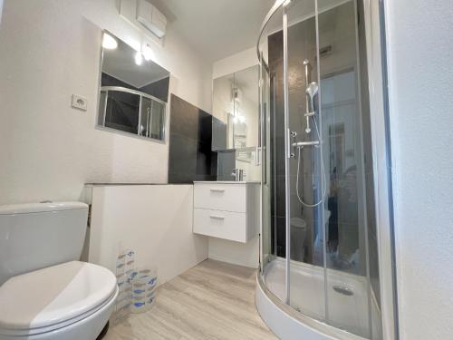 une salle de bain blanche avec douche et toilettes dans l'établissement Studio cabine 4 pers bord de plage avec parking à Arcachon - FR-1-474-276, à Arcachon