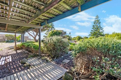 Κήπος έξω από το Kay's Place - Beachfront 3 Bedroom