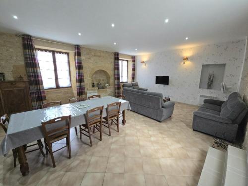 Photo de la galerie de l'établissement Maison spacieuse 4 chambres avec cheminée près de Domme et Sarlat - FR-1-616-23, à Domme