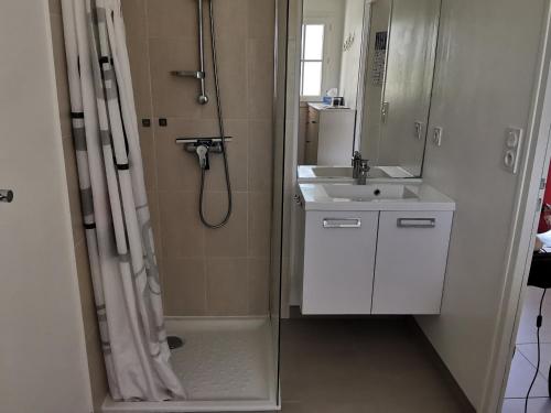 une salle de bain avec une douche et un lavabo et une douche dans l'établissement Maison sous les pins pour 4/5 personnes, plage proche, parking privatif - FR-1-357-262, à La Tranche-sur-Mer