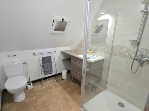 Charmante maison à Domme avec WiFi près de la Dordogne - FR-1-616-66 في دوم: حمام مع دش ومرحاض ومغسلة