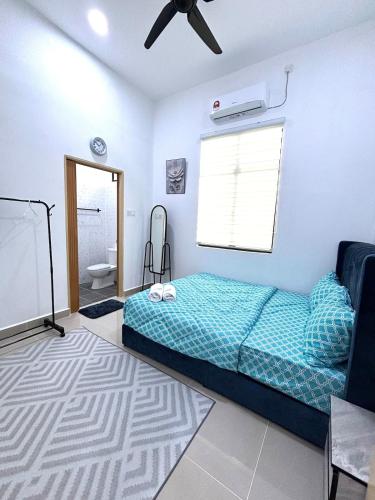 a bedroom with a bed and a bathroom at Noafa Homestay Dungun in Kampong Nibong