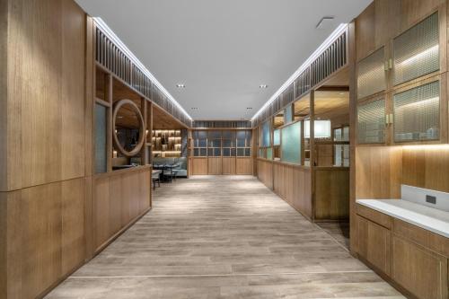 a hallway with wood paneling and a hallway with desks at YTL OuYue International Hotel in Wenzhou