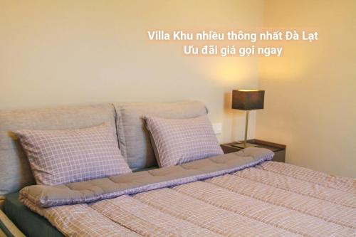 a bed with two pillows on top of it at Chillin Villa - Biệt Thự Đà Lạt Khu Nhiều Thông Gần Hồ Tuyền Lâm in Xuan An