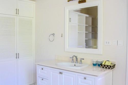 a white bathroom with a sink and a mirror at Chillin Villa - Biệt Thự Đà Lạt Khu Nhiều Thông Gần Hồ Tuyền Lâm in Xuan An