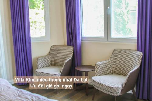 two chairs and a bed in a room with purple curtains at Chillin Villa - Biệt Thự Đà Lạt Khu Nhiều Thông Gần Hồ Tuyền Lâm in Xuan An