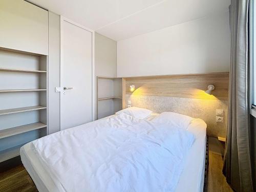 Posteľ alebo postele v izbe v ubytovaní Mobil-home tout confort 6 pers, 200m plage, piscine chauffée, 2 SDB, Jullouville. - FR-1-361A-58