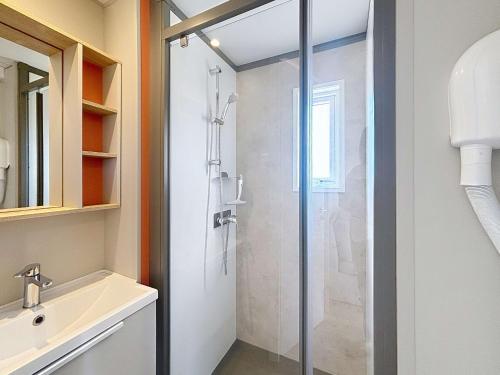 Kúpeľňa v ubytovaní Mobil-home tout confort 6 pers, 200m plage, piscine chauffée, 2 SDB, Jullouville. - FR-1-361A-58