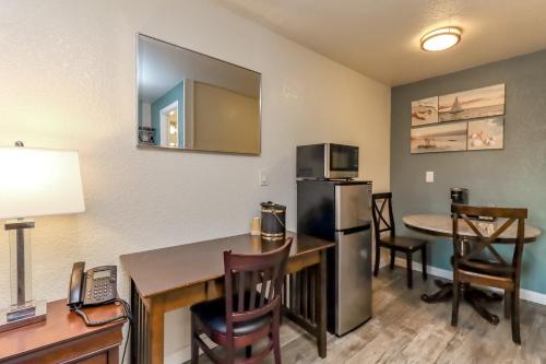 Η κουζίνα ή μικρή κουζίνα στο Belfair Motel