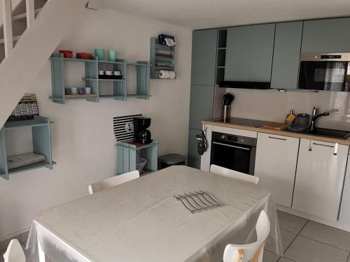 Photo de la galerie de l'établissement Charmante Maisonnette avec Piscine, Proche Plage et Commerces à La Tranche sur Mer - FR-1-357-303, à La Tranche-sur-Mer