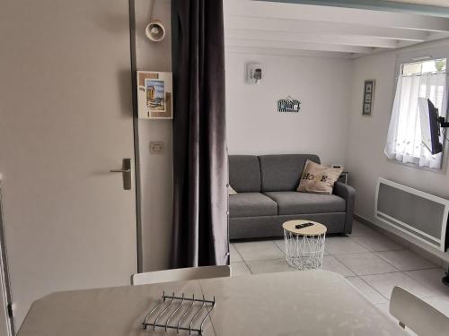 Photo de la galerie de l'établissement Charmante Maisonnette avec Piscine, Proche Plage et Commerces à La Tranche sur Mer - FR-1-357-303, à La Tranche-sur-Mer