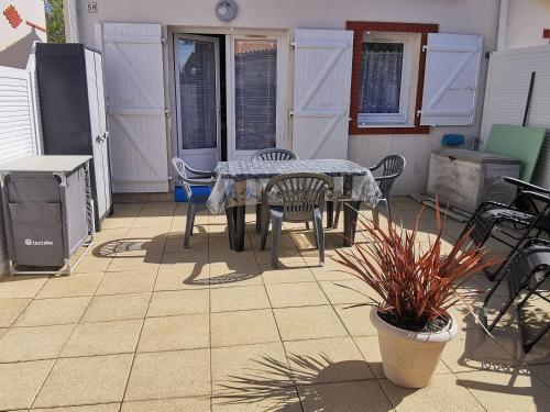 Charmante Maisonnette avec Piscine, Proche Plage et Commerces à La Tranche sur Mer - FR-1-194-408