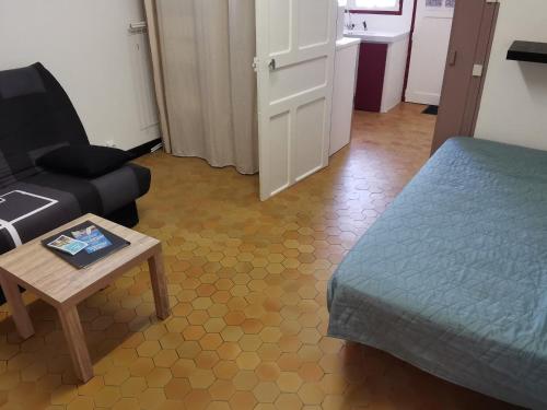 un salon avec un canapé et une table dans l'établissement Appartement cosy en demi-sous-sol à 300m de la plage - Idéal pour 2/3 personnes - FR-1-357-317, à La Tranche-sur-Mer