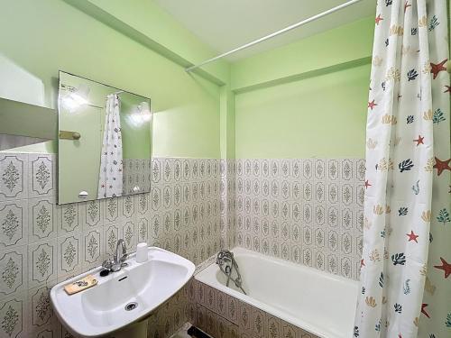 une salle de bain avec un lavabo et une baignoire dans l'établissement Bel Appartement F2 en 1ère Ligne avec Ascenseur - 4 Pers - Palavas-les-Flots - FR-1-715-88, à Palavas-les-Flots