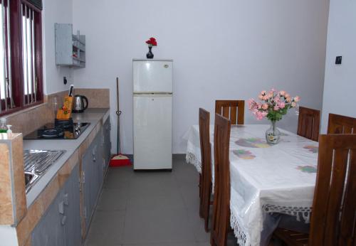 Una cocina o zona de cocina en Star Palace - Balapitiya