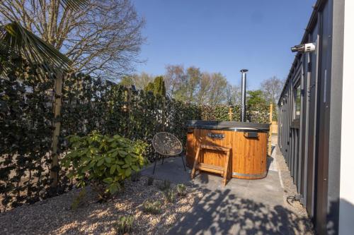 Φωτογραφία από το άλμπουμ του Tiny Wellness House in Heinkenszand with a private sauna, hottub, garden, airco, free wifi, boutique design and a luxury wellness experience σε heinkenszand