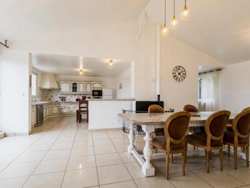 a kitchen and dining room with a table and chairs at Gîte calme en campagne avec animaux acceptés, parking et wifi - FR-1-306-1302 in Rouans