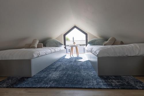Ένα ή περισσότερα κρεβάτια σε δωμάτιο στο Tiny Wellness House in Heinkenszand with a private sauna, hottub, garden, airco, free wifi, boutique design and a luxury wellness experience