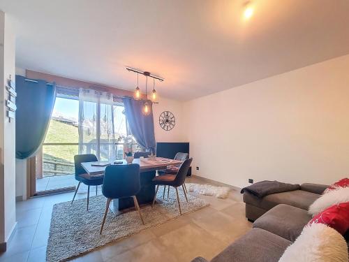 un salon avec une table et un canapé dans l'établissement Bel appartement à Combloux, accès ski et WiFi - FR-1-560-157, à Combloux
