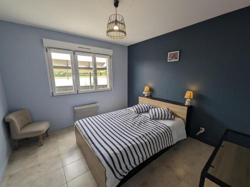 a bedroom with a bed and a window and a chair at Gîte 80m² au bord du lac, calme, animaux admis - FR-1-611-116 in Peigney