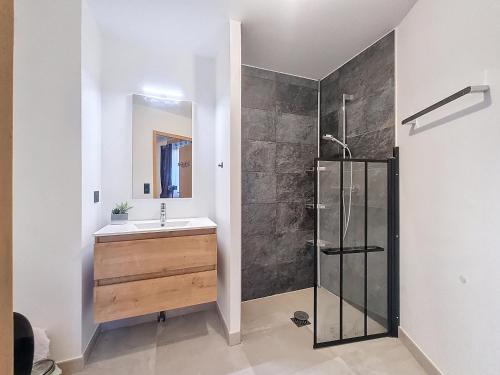 une salle de bain avec un lavabo et une douche dans l'établissement Bel appartement à Combloux, accès ski et WiFi - FR-1-560-157, à Combloux