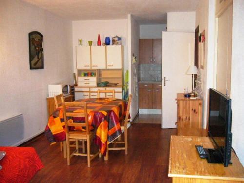 une cuisine avec une table et des chaises dans une pièce dans l'établissement 2 pièces au pied des pistes - 6 pers, balcon, cuisine équipée - FR-1-689-152, à Villard-de-Lans