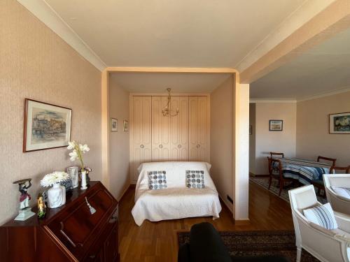 une chambre avec un lit et une table dedans dans l'établissement Arcachon: Appartement T2 bis proche centre et plage avec parking - FR-1-319-595, à Arcachon