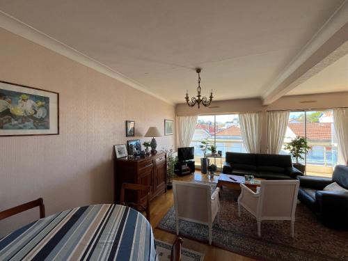 un salon avec un canapé et une table dans l'établissement Arcachon: Appartement T2 bis proche centre et plage avec parking - FR-1-319-595, à Arcachon