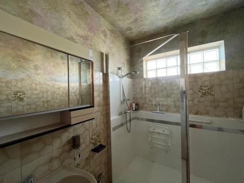 une salle de bain avec douche et lavabo dans l'établissement Arcachon: Appartement T2 bis proche centre et plage avec parking - FR-1-319-595, à Arcachon