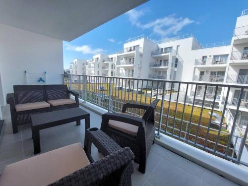 - un balcon avec deux chaises et un canapé dans l'établissement Appartement à 2 pas de la plage avec parking à Royan - FR-1-550-90, à Royan