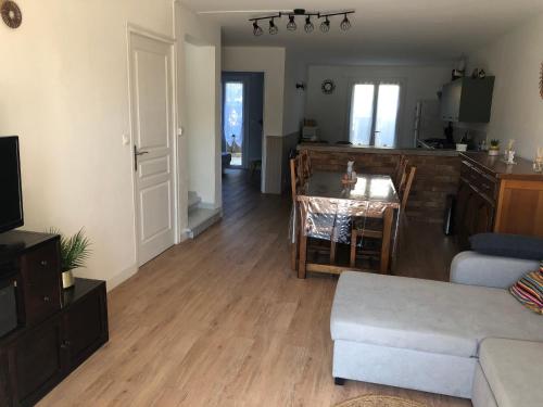 Photo de la galerie de l'établissement Maison T5 110m² avec jardin clos, près de la plage, animaux acceptés, parking - FR-1-797-64, à Port-la-Nouvelle