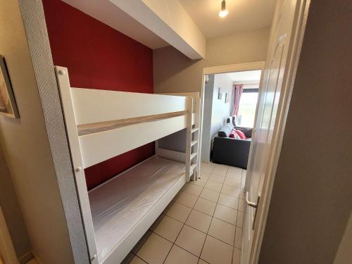 Cette petite chambre comprend des lits superposés. dans l'établissement T2 RDC Avec Balcon, Vue Mer, Parking Privatif - FR-1-675-48, à Wimereux