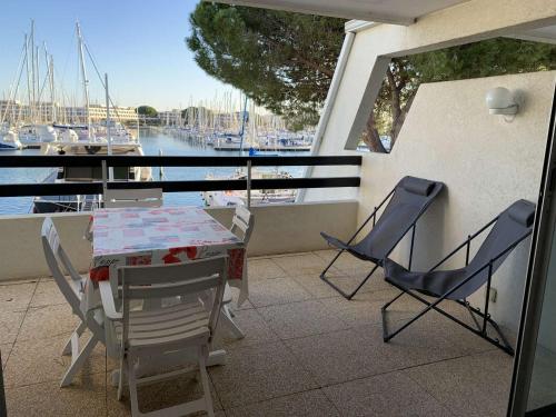 Photo de la galerie de l'établissement Appartement 2 Pièces avec Terrasse et Parking à 50m Plage - Port Camargue - FR-1-731-136, au Grau-du-Roi
