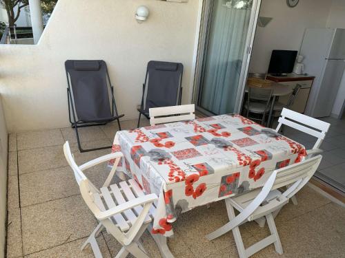 Photo de la galerie de l'établissement Appartement 2 Pièces avec Terrasse et Parking à 50m Plage - Port Camargue - FR-1-731-136, au Grau-du-Roi