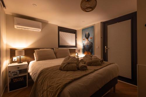 Ένα ή περισσότερα κρεβάτια σε δωμάτιο στο Tiny Wellness House in Heinkenszand with a private sauna, hottub, garden, airco, free wifi, boutique design and a luxury wellness experience