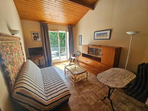 un salon avec un canapé et une table dans l'établissement Appartement 4 pers à Royan avec balcon et parking proche plage du Chay - FR-1-550-89, à Royan
